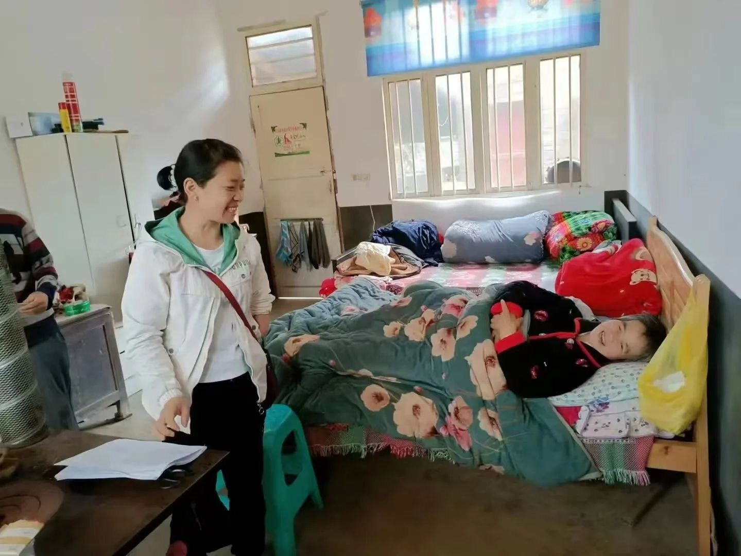 图为贵州省毕节市织金县双堰街道专职委员肖卫入户走访重度残疾人